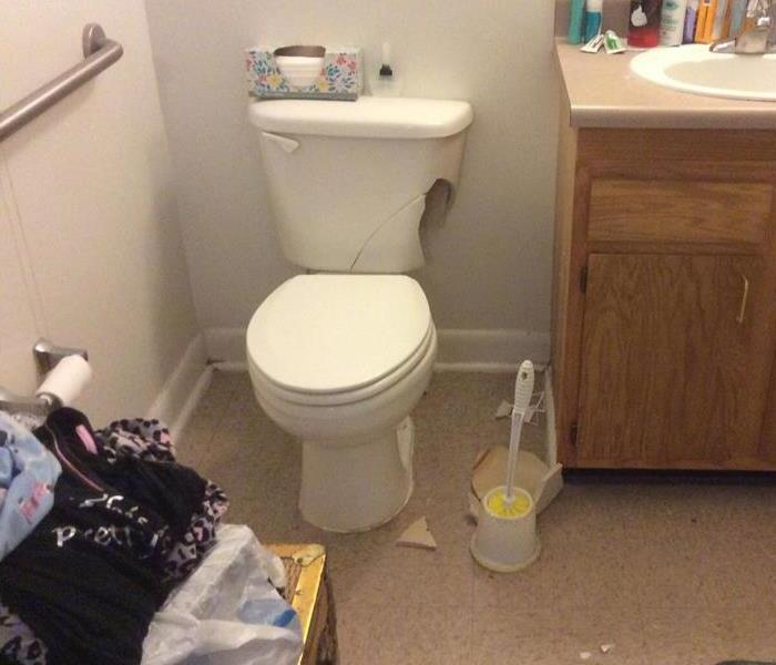 Toilet with the front right corner missing